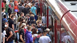 Das 9 Euro Ticket für den ÖPNV ist seit dem 1.6.2022 nutzbar. Es soll für einen Aktionszeitraum von Juni bis August 2022 gelten. Das sorgt am Pfingstiwochenende für teils überlastete Züge, ein Stresstest für die Bahn.