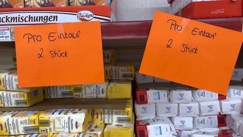 Supermarktregal mit Mehl und Zucker mit dem Hinweis: "Pro Einkauf 2 Stück".