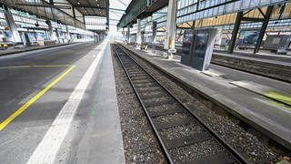 Ein leeres Gleis und ein leerer Bahnsteig auf dem Stuttgarter Hauptbahnhof.