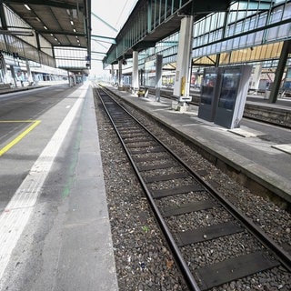 Ein leeres Gleis und ein leerer Bahnsteig auf dem Stuttgarter Hauptbahnhof.