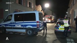 Polizeiautos und Polizisten am Einsatzort in Hockenheim (Rhein-Neckar-Kreis) 