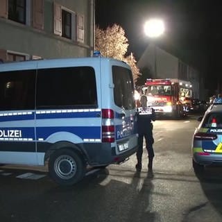 Polizeiautos und Polizisten am Einsatzort in Hockenheim (Rhein-Neckar-Kreis) 