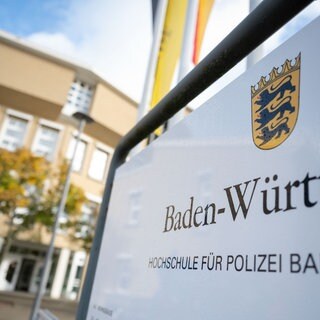 Ein Schild steht auf dem Campus der Hochschule für Polizei Baden-Württemberg in Villingen-Schwenningen (Schwarzwald-Baar-Kreis). 