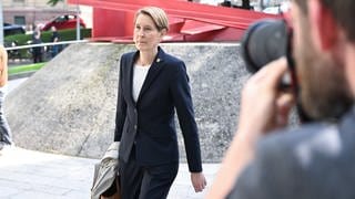 Landespolizeipräsidentin Stefanie Hinz geht als Zeugin in einem Prozess um sexuelle Nötigung ins Landgericht.