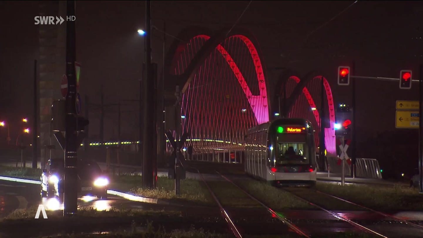 Einer der spannendsten Übergänge: Brücke für die Straßenbahn über den Rhein zwischen Kehl und Straßburg
