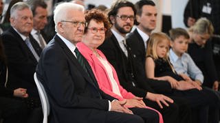 Der Ministerpräsident von Baden-Württemberg, Winfried Kretschmann (Grüne), sitzt im Weißen Saal des Neuen Schlosses bei einem Festakt anlässlich des 75. Geburtstags Kretschmanns neben seiner Ehefrau Gerlinde und anderen Familienmitgliedern.