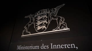 Ein Schild mit der Aufschrift "Ministerium des Inneren, für Digitalisierung und Kommunen" ist am baden-württembergischen Innenministerium angebracht.