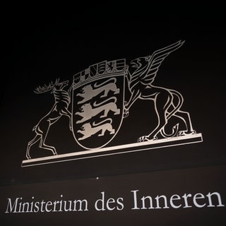 Ein Schild mit der Aufschrift "Ministerium des Inneren, für Digitalisierung und Kommunen" ist am baden-württembergischen Innenministerium angebracht.