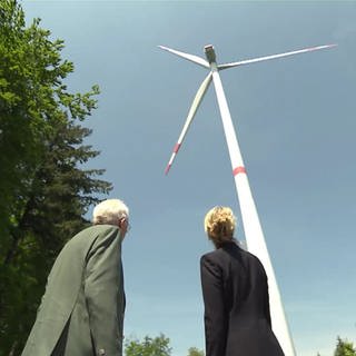 Kretschmann vor Windkraftanlage