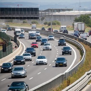 Autos fahren über die Autobahn A8 beim Stuttgarter Flughafen. Zum Beginn der Pfingstferien erwartet der ADAC viel Verkehr und Staus in BW.