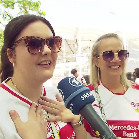 Zwei weibliche VfB Stuttgarter Fans