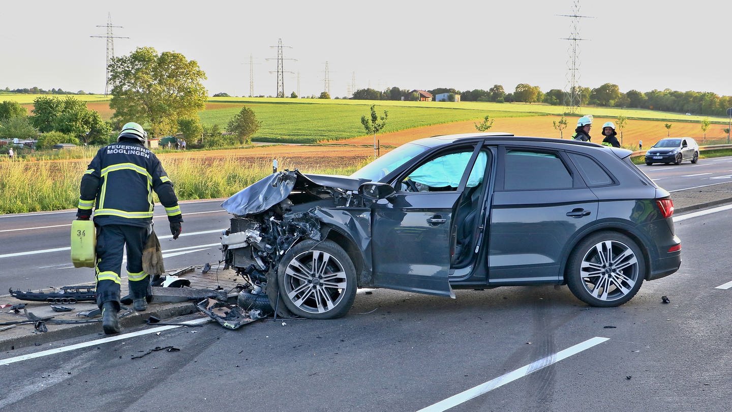 Ein beschädigtes Auto nach einem Verkehrsunfall bei Möglingen.