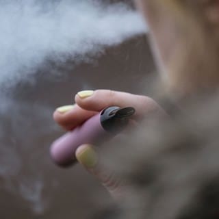 Eine E-Zigarette wird von einer Frau geraucht.