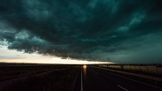 Symbolbild Gewitter an Fronleichnam 2023 | Ein massives Unwetter mit einer Shelf Cloud zieht am 28.06.2021 über die A8 bei Esslingen und Stuttgart auf.