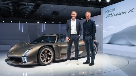 Oliver Blume, Vorstandsvorsitzender der Porsche AG und Michael Mauer, Leiter Style Porsche vor dem Konzept-Elektrofahrzeug Porsche Mission X.