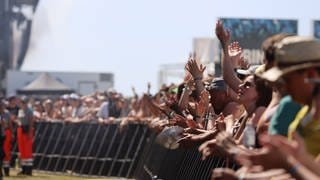 Fans stehen auf dem Southside-Festival 2022 vor der Bühne. 