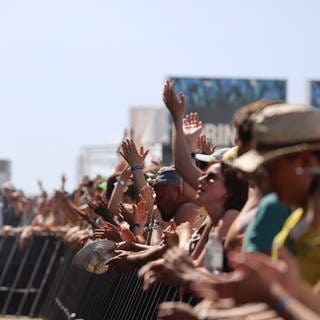 Fans stehen auf dem Southside-Festival 2022 vor der Bühne. 