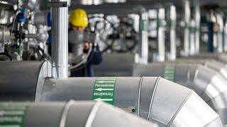 Ein Mitarbeiter des Energiekonzerns EnBW kontrolliert die Fernwärmeverteilerstation des Heizkraftwerk 3 Stuttgart-Gaisburg.