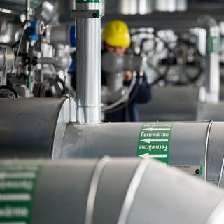 Ein Mitarbeiter des Energiekonzerns EnBW kontrolliert die Fernwärmeverteilerstation des Heizkraftwerk 3 Stuttgart-Gaisburg.