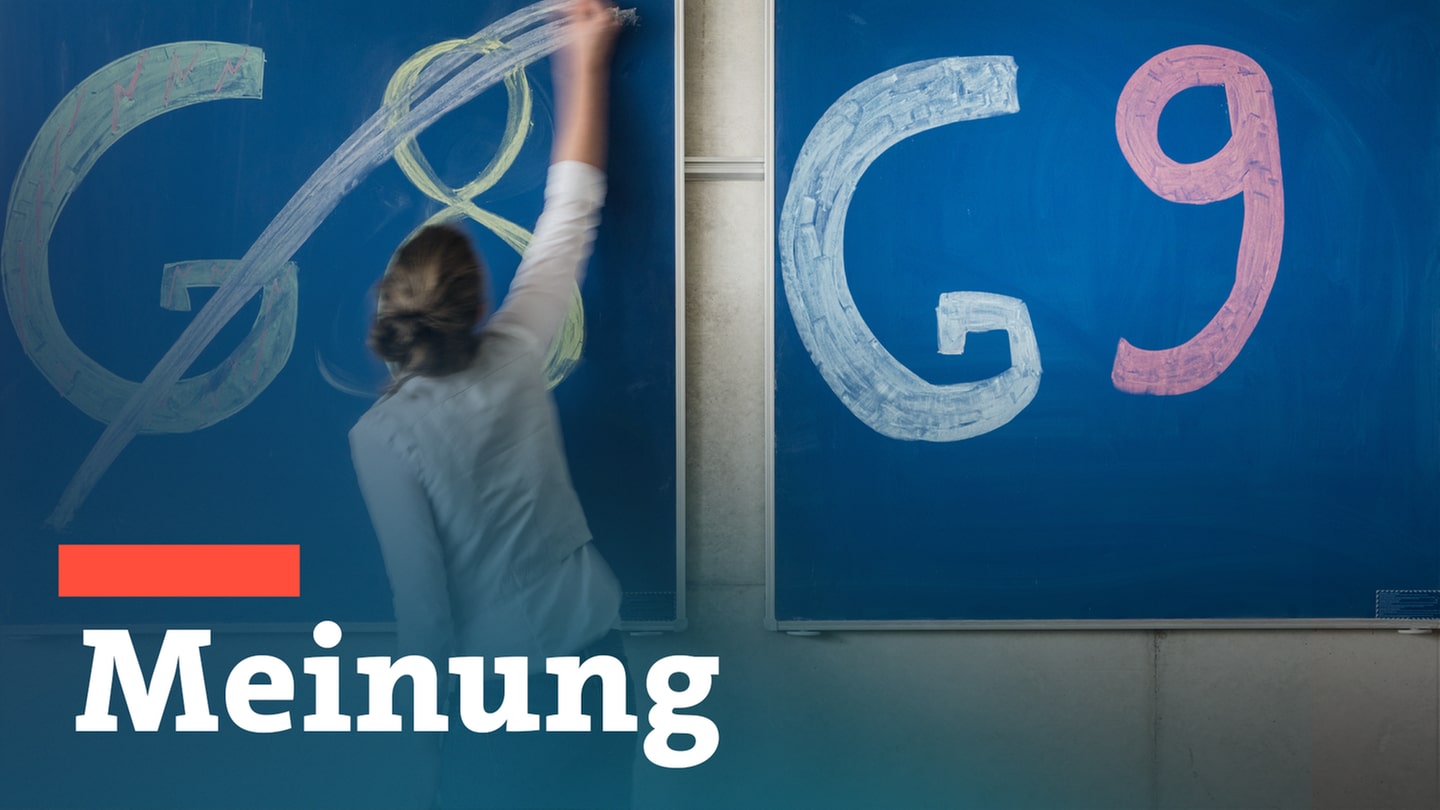 Eine Schülerin der Oberstufe streicht an einem Gymnasium den Schriftzug «G8» an einer Tafel durch, daneben lässt sie «G9» unberührt.