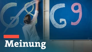  Eine Schülerin der Oberstufe streicht an einem Gymnasium den Schriftzug «G8» an einer Tafel durch, daneben lässt sie «G9» unberührt.