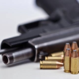 Eine Faustfeuerwaffe vom Typ Sig Sauer P226 in Kaliber 9mm Para mit Magazin und Munition. BW-Minister Thomas Strobl fordert eine Verschärfung des Waffenrechts in Deutschland.