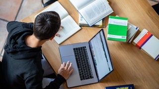 Der Student Erik Stoppenbrink, organisiert sein Studium vom Wohnzimmer der Eltern aus und blickt auf die Webseite der Uni in Köln.Zahlreiche Studierende sind wegen der Pandemie wieder zurück zu den Eltern gezogen. (Zu dpa-KORR: «Studieren aus dem Kinderzimmer» vom 9.10.2020)