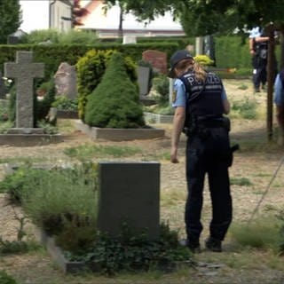 Polizeieinsatz auf einem Friedhof