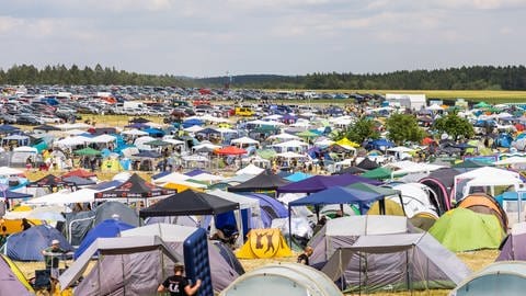 Zelte stehen auf dem Campinggelände des Southside-Festival. Das Southside-Festival gehört wie sein Schwesterfestival «Hurricane» zu den größten deutschen Open-Air-Festivals.
