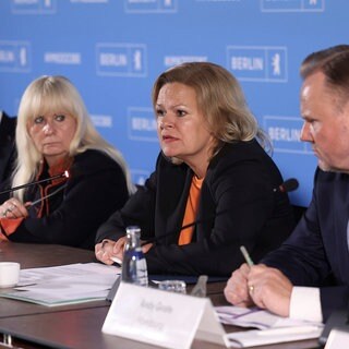 Von links nach rechts: Peter Beuth (CDU), Innenminister von Hessen, Iris Spranger (SPD), Innensenatorin von Berlin, Nancy Faeser (SPD), Bundesinnenministerin, und Andy Grote (SPD), Innensenator von Hamburg, nehmen an einer Pressekonferenz nach dem Abschluss der Innenministerkonferenz (IMK) teil.