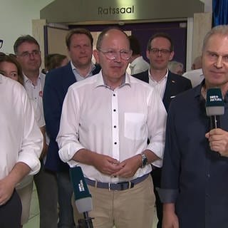 Moderator Harald Bürk mit OB-Kandidaten