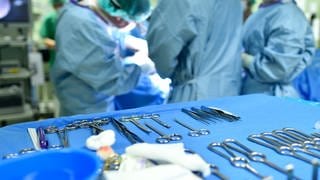 OP-Besteck liegt in einem Operationssaal während einer Operation bereit.
