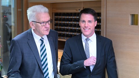 Winfried Kretschmann, Ministerpräsident von Baden-Württemberg, spricht im Landtag bei einer Plenardebatte mit Manuel Hagel, CDU-Fraktionsvorsitzender im Landtag von Baden-Württemberg.