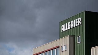 Das Logo des Autozulieferers Allgaier ist an einem Gebäude am Unternehmessitz zu sehen.