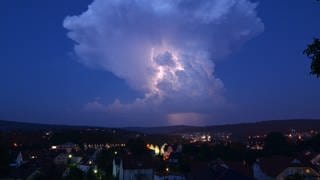Eine Gewitterwolke schwebt am Abend des 19.06.2013 über Melsungen (Hessen).