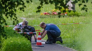 Mitarbeiter der Spurensicherung am Tatort auf dem Friedhof in Altbach.