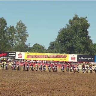 Motocrossfahrerinnen am Start des Rennens