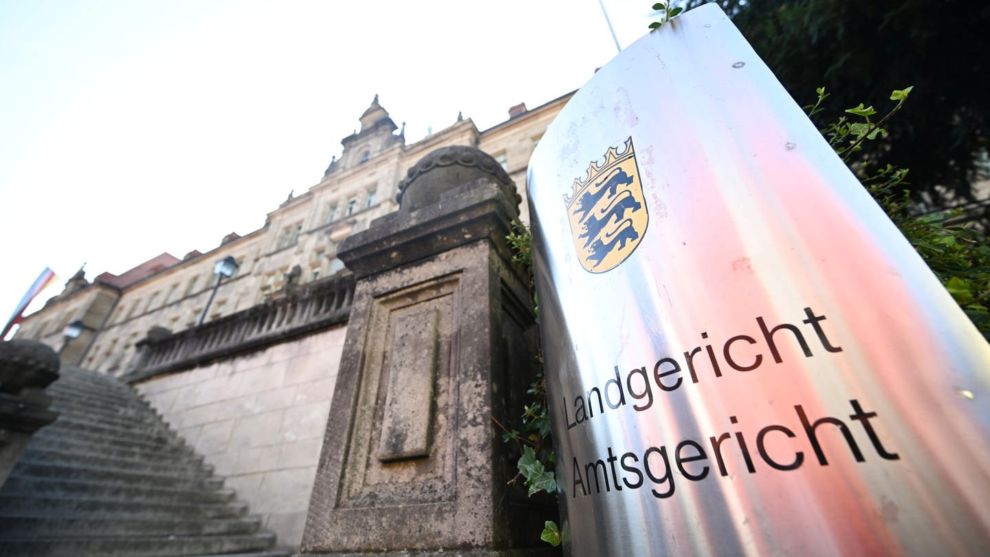Blick auf den Eingang des Landgerichts Tübingen