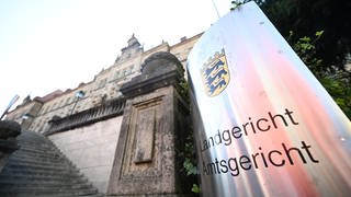 Blick auf den Eingang des Landgerichts Tübingen