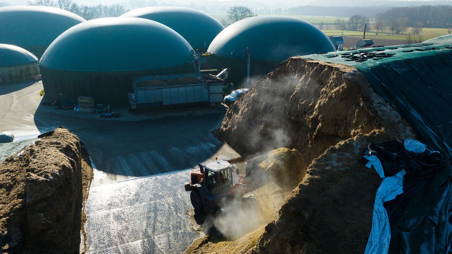 Mit einem Radlader wird Maissilage in die Biogasanlage gefahren (Aufnahme mit einer Drohne). Ein kleines Dorf in Niedersachsen ist unabhängig von Energielieferungen von weit her. Eine Biogasanlage versorgt die Einwohner und ein Hotel mit Wärme. (zu dpa 
