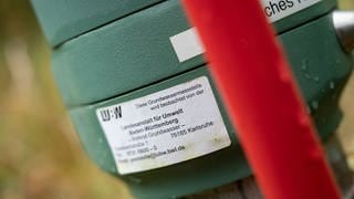 Eine Grundwassermessstelle der Landesanstalt für Umwelt Baden-Württemberg (LUBW) steht auf einer Wiese bei Markgröningen. Der trockene Februar hat die Grundwasserstände in Baden-Württemberg weiter sinken lassen.