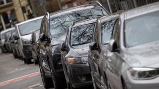 Ein SUV parkt in mit anderen Autos an der Straße.