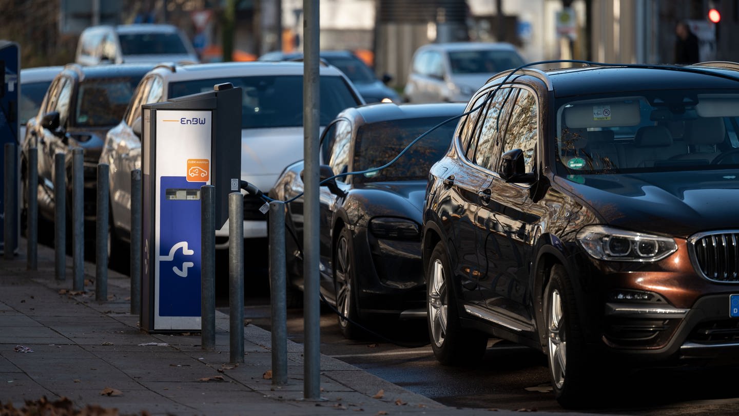 Ein E-Auto lädt an einer Ladesäule.