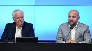 Emil Sänze (l) und Markus Frohnmaier, die Landesvorsitzenden der AfD Baden-Württemberg, sprechen bei einer gemeinsamen Pressekonferenz mit Journalisten.