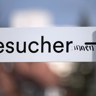 Das Wort "Besucher" ist auf einem Schild in der Innenstadt mit dem Gender-Zusatz ":innen" versehen.