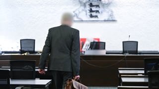 Der Angeklagte in einem Prozess um sexuelle Nötigung betritt den Gerichtssaal. Der inzwischen vom Dienst freigestellte Inspekteur der Polizei soll im November 2021 in Stuttgart eine Polizeibeamtin sexuell belästigt haben.