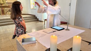 Lucia Pfitz ist entgegen des Trends wieder in die Katholische Kirche eingetreten. Zur Feier des Wiedereintritts hat Pfarrer Andreas Marquardt einen kleinen Gottesdienst vorbereitet.