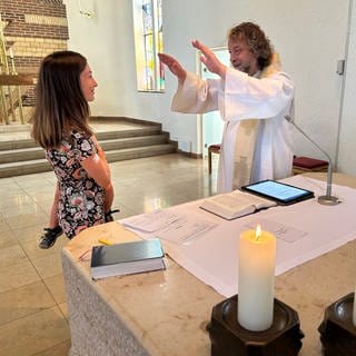 Lucia Pfitz ist entgegen des Trends wieder in die Katholische Kirche eingetreten. Zur Feier des Wiedereintritts hat Pfarrer Andreas Marquardt einen kleinen Gottesdienst vorbereitet.