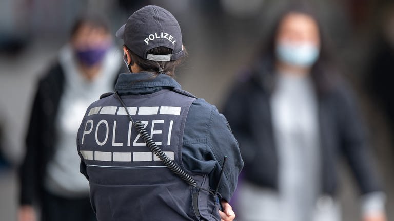 Eine Polizistin steht in der Innenstadt. Die deutsche Polizeigewerkschaft in Baden-Württemberg sieht einen großen Bewerbermangel bei der Polizei im Land.