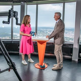 SWR-Moderatorin Stephanie Haiber und der baden-württembergische Innenminister Thomas Strobl im SWR Aktuell Sommerinterview auf dem Stuttgarter Fernsehturm.
